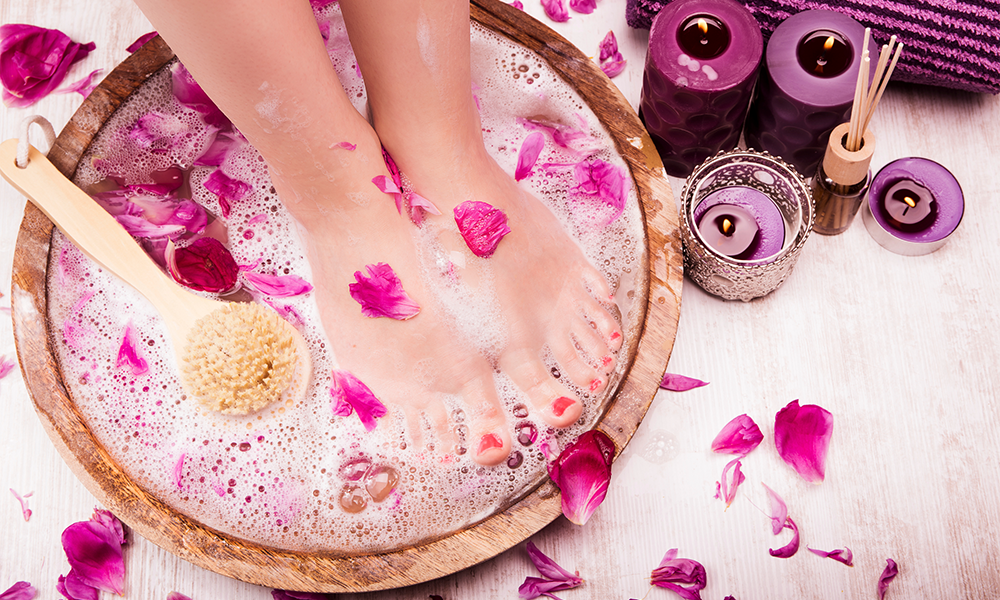 Foot cleaning. Спа ванночка для ног. Ванночка для педикюра. Ванночка для ног с травами. Spa ванночки для ног.